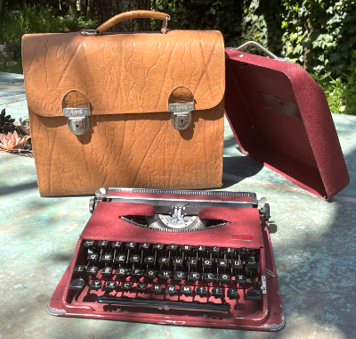 Gossen Tippa typewriter and leather breifcase
